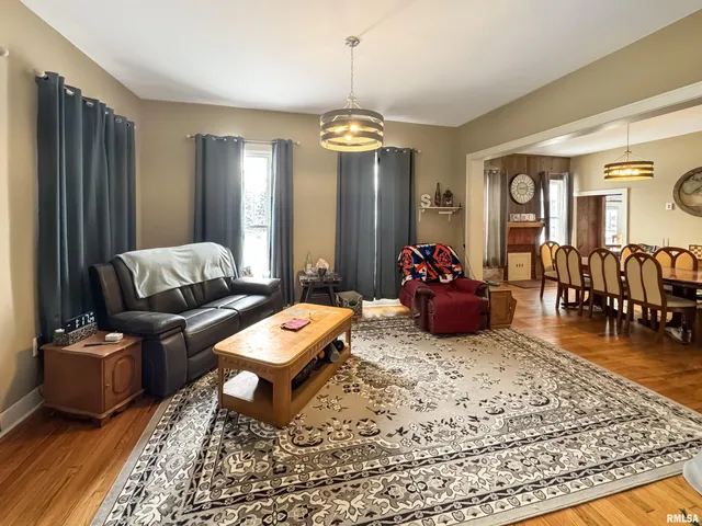 $275,000 | 307 Northwest Cross Street, Mount Sterling, IL 62353