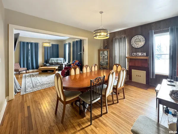 $275,000 | 307 Northwest Cross Street, Mount Sterling, IL 62353