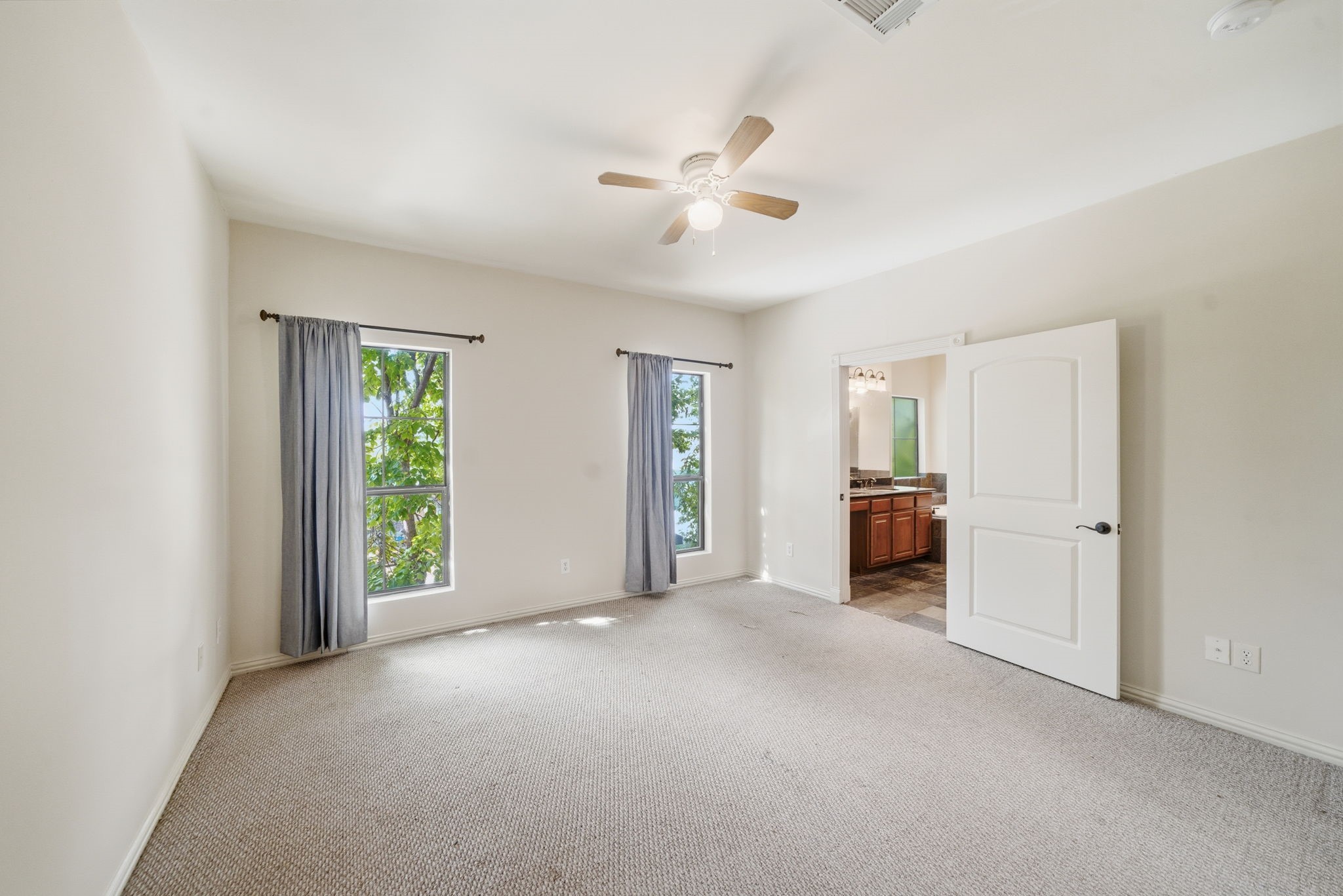 5310 Larkin Street, Unit B Houston, TX 77007 - Photo 20 of 36 a view of a livingroom with a ceiling fan and window