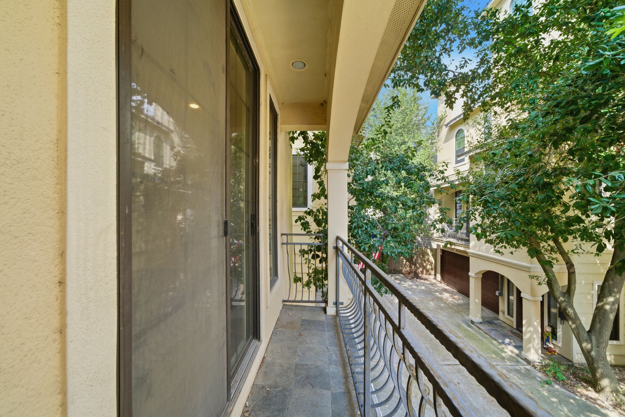 5310 Larkin Street, Unit B Houston, TX 77007 - Photo 32 of 36 a view of a balcony