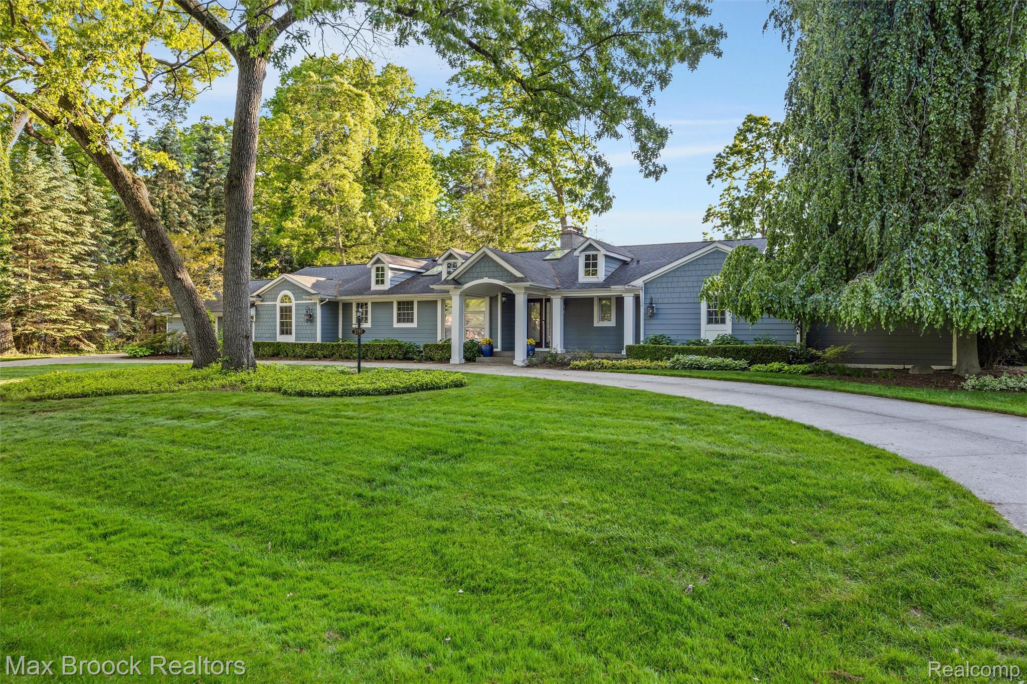 3797 South Darlington Road Bloomfield Hills, MI 48301 - Photo 3 of 63 Circular drive