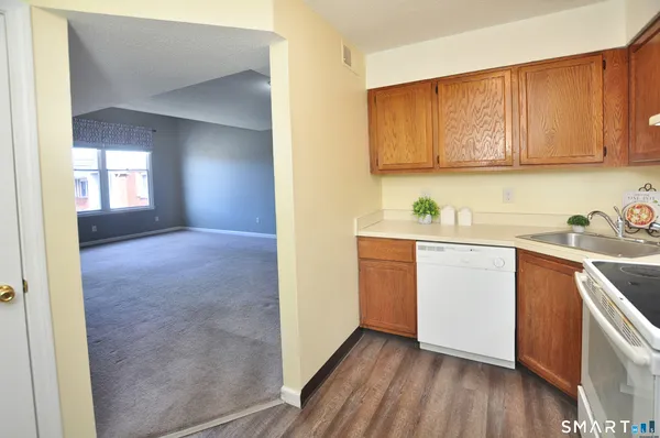 $189,000 | 3 Concorde Way, Unit B1, Windsor Locks, CT 06096