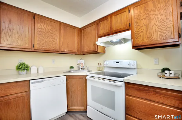 $189,000 | 3 Concorde Way, Unit B1, Windsor Locks, CT 06096