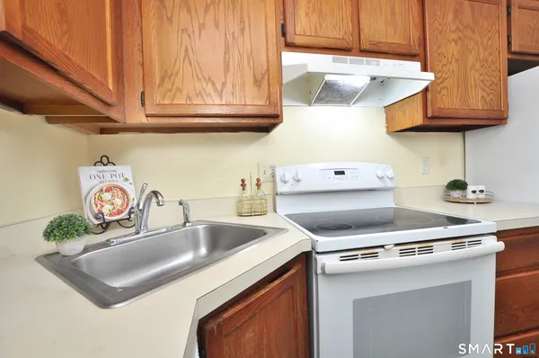 $189,000 | 3 Concorde Way, Unit B1, Windsor Locks, CT 06096