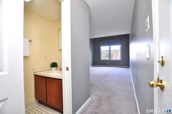 $189,000 | 3 Concorde Way, Unit B1, Windsor Locks, CT 06096