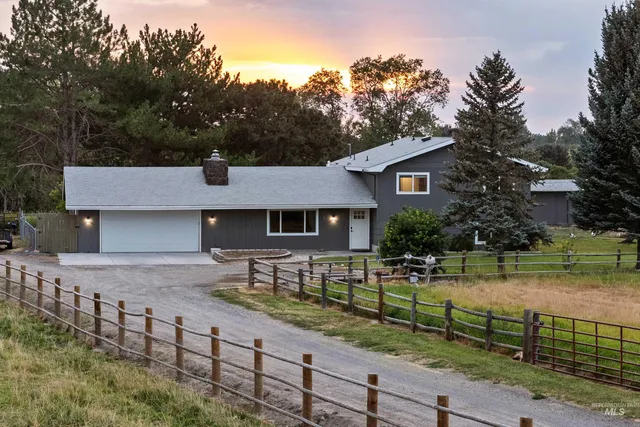 $609,900 | 3983 North 2300 E Road, Filer, ID 83328