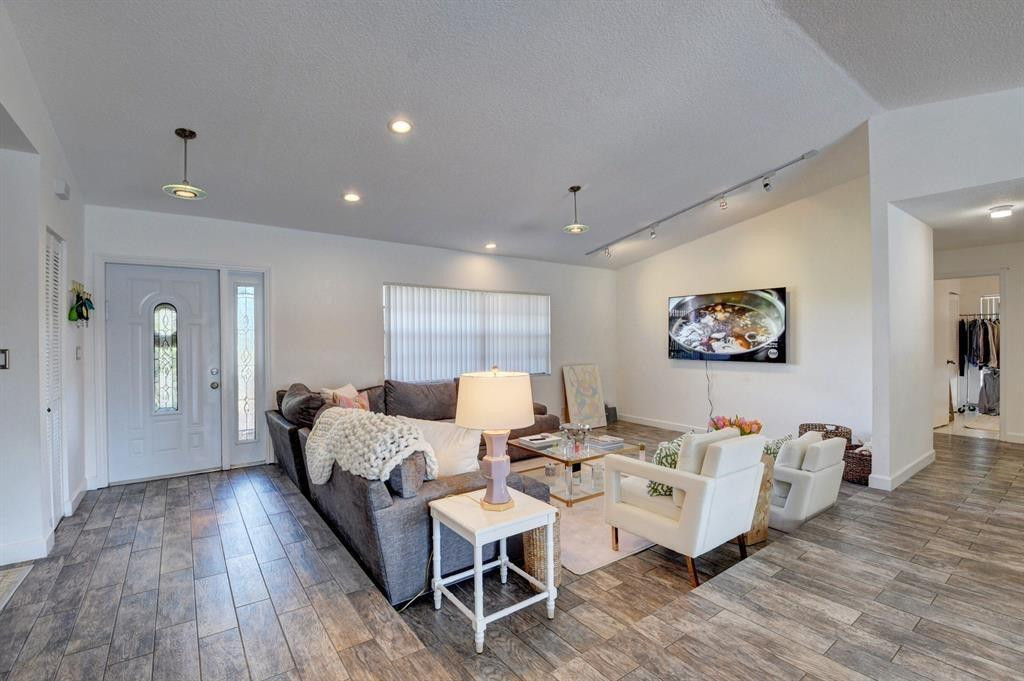 17679 Woodview Terrace Boca Raton, FL 33487 - Photo 5 of 46 Photo 2