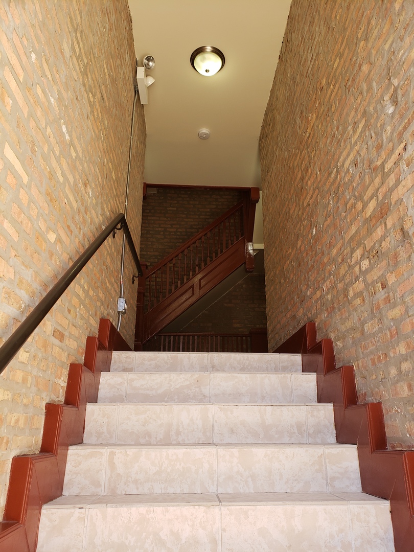 54 East 50th Street, Unit 1 Chicago, IL 60615 - Photo 2 of 27 a view of entryway
