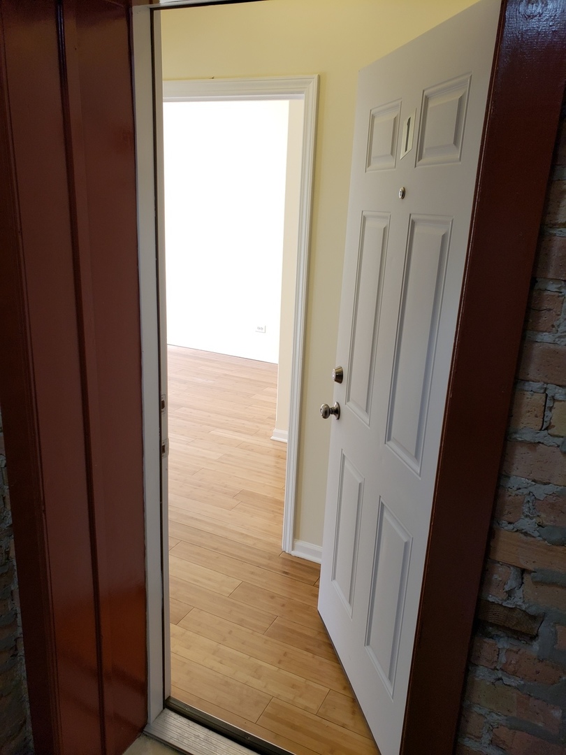 54 East 50th Street, Unit 1 Chicago, IL 60615 - Photo 4 of 27 a view of a hallway