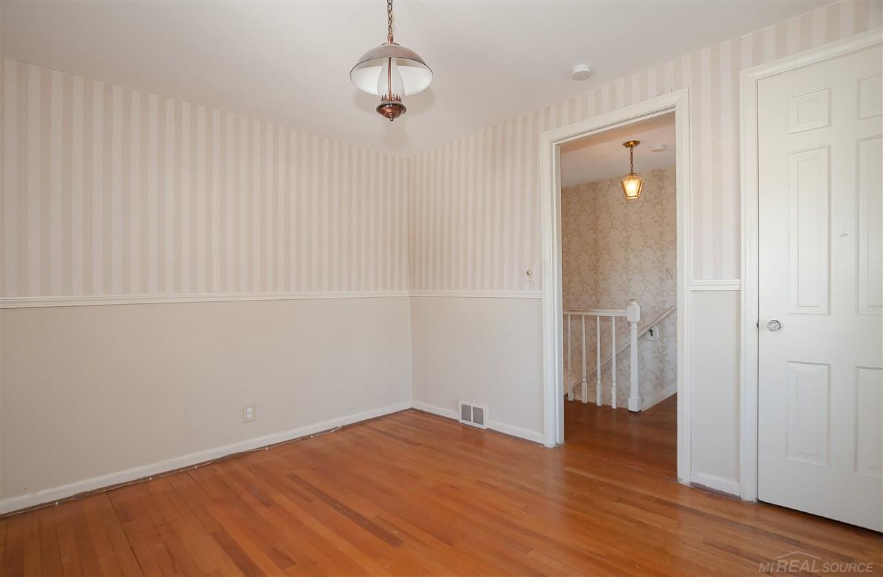 1590 Fairholme Road Grosse Pointe Woods, MI 48236 - Photo 20 of 32