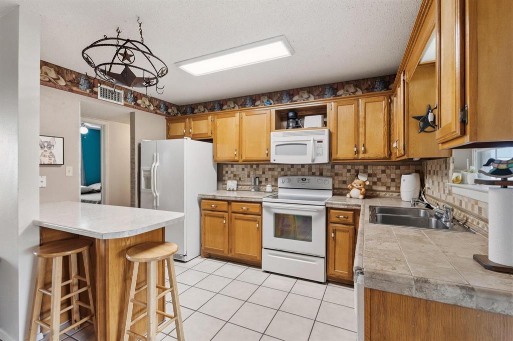 472 Milton-Minter Road Deport, TX 75435 - Photo 10 of 30 a kitchen with stainless steel appliances granite countertop a sink stove and refrigerator