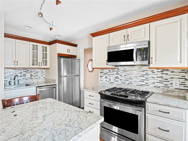 $3,000 | 22 Hudson Place, Unit 2, Cranston, RI 02905