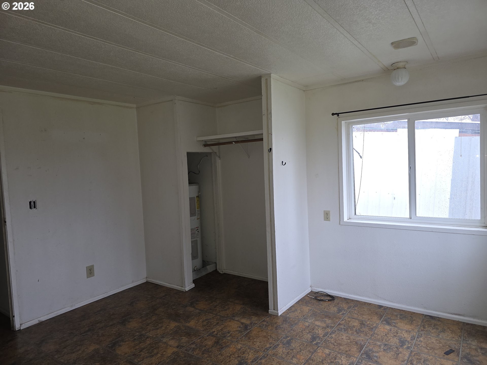 81876 Highway 395 Hermiston, OR 97838 - Photo 5 of 10 an empty room with windows