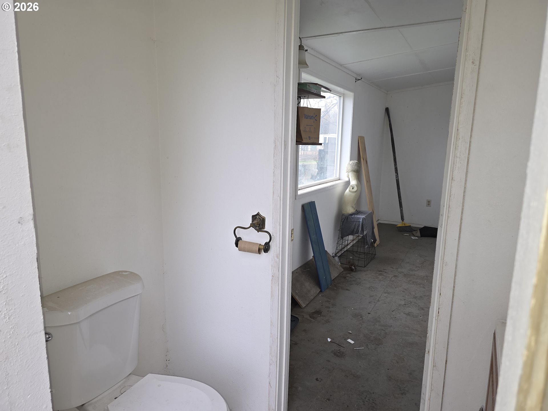 81876 Highway 395 Hermiston, OR 97838 - Photo 6 of 10 a bathroom with a toilet and a sink