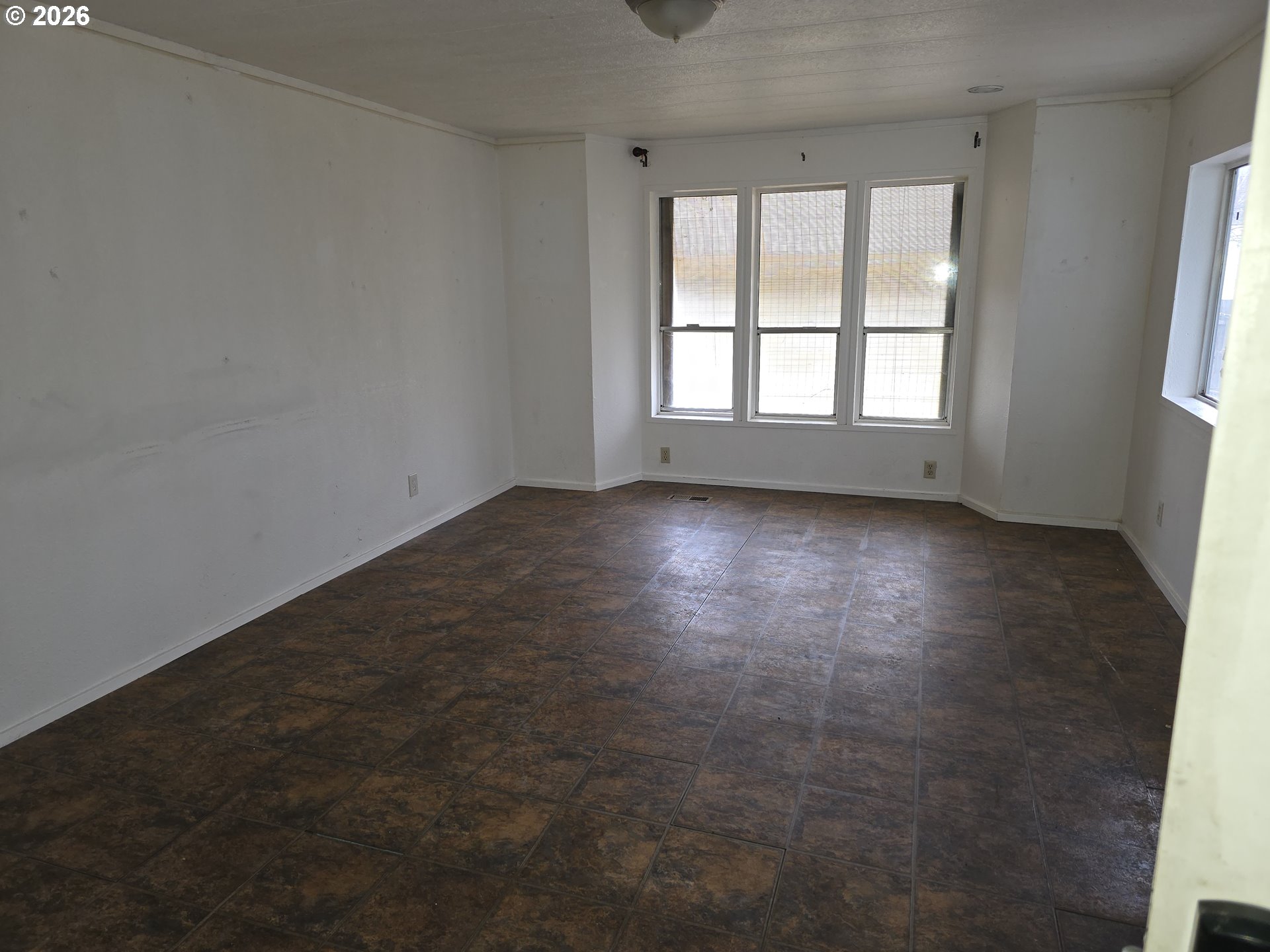 81876 Highway 395 Hermiston, OR 97838 - Photo 8 of 10 an empty room with wooden floor and windows