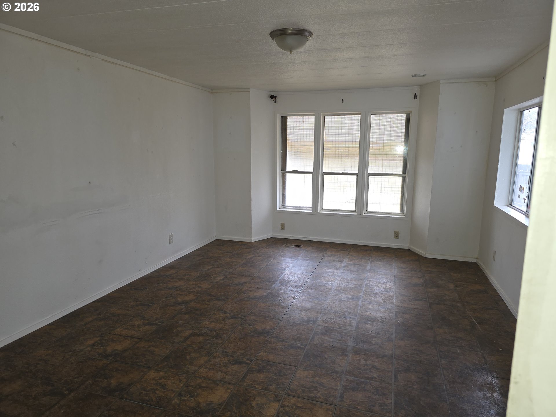 81876 Highway 395 Hermiston, OR 97838 - Photo 9 of 10 an empty room with windows