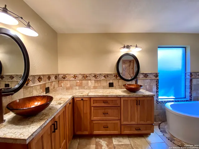 a view of empty room with window