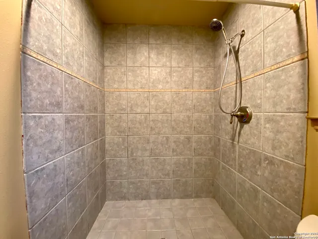 $2,400 | 8911 Shady Leaf, San Antonio, TX 78254