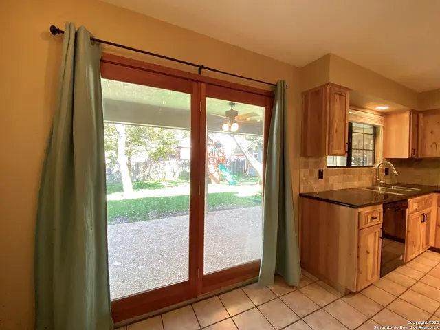 $2,400 | 8911 Shady Leaf, San Antonio, TX 78254