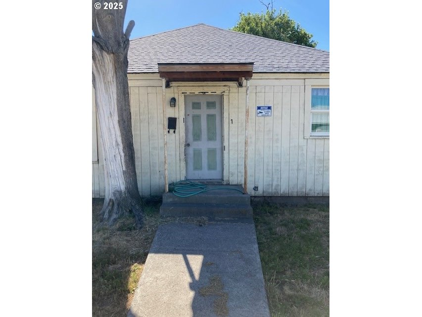 a view of a house with a backyard