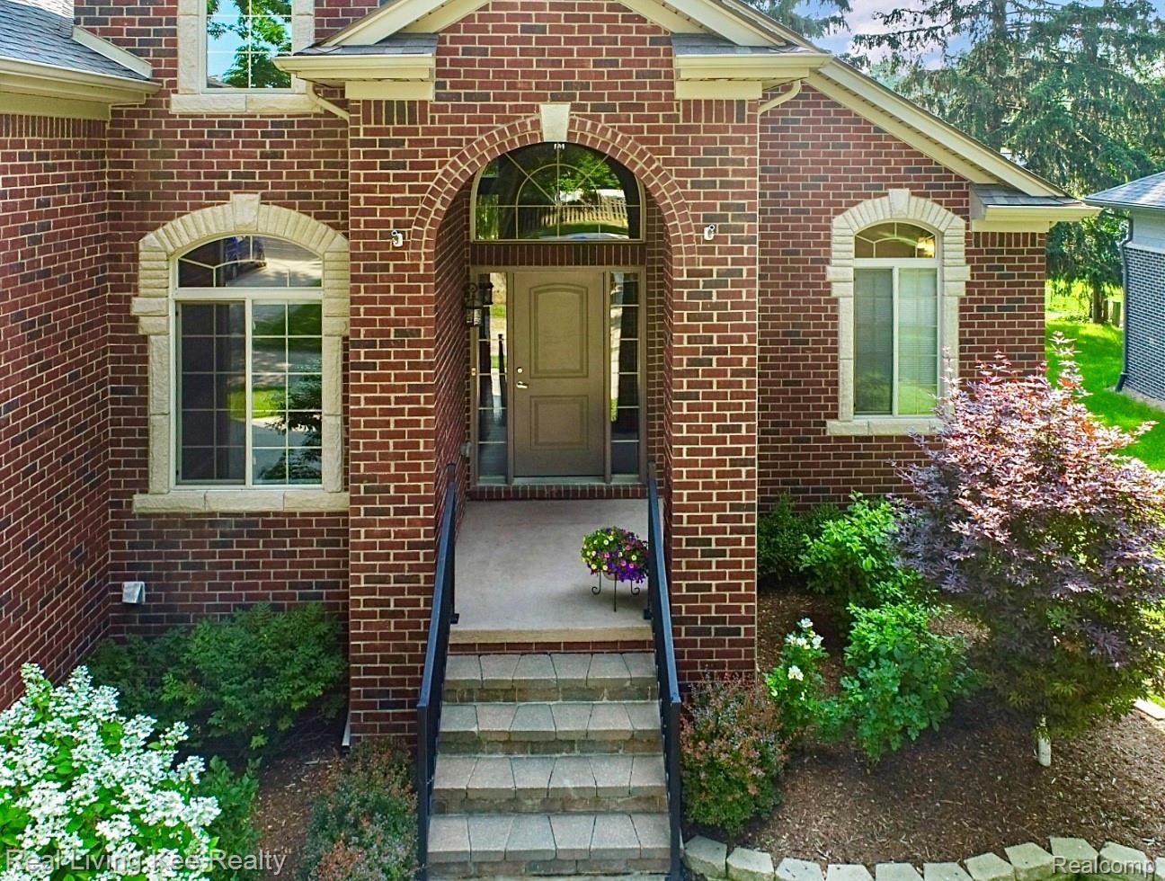 557 Curzon Road Rochester, MI 48307 - Photo 3 of 66 Stately entrance with covered porch