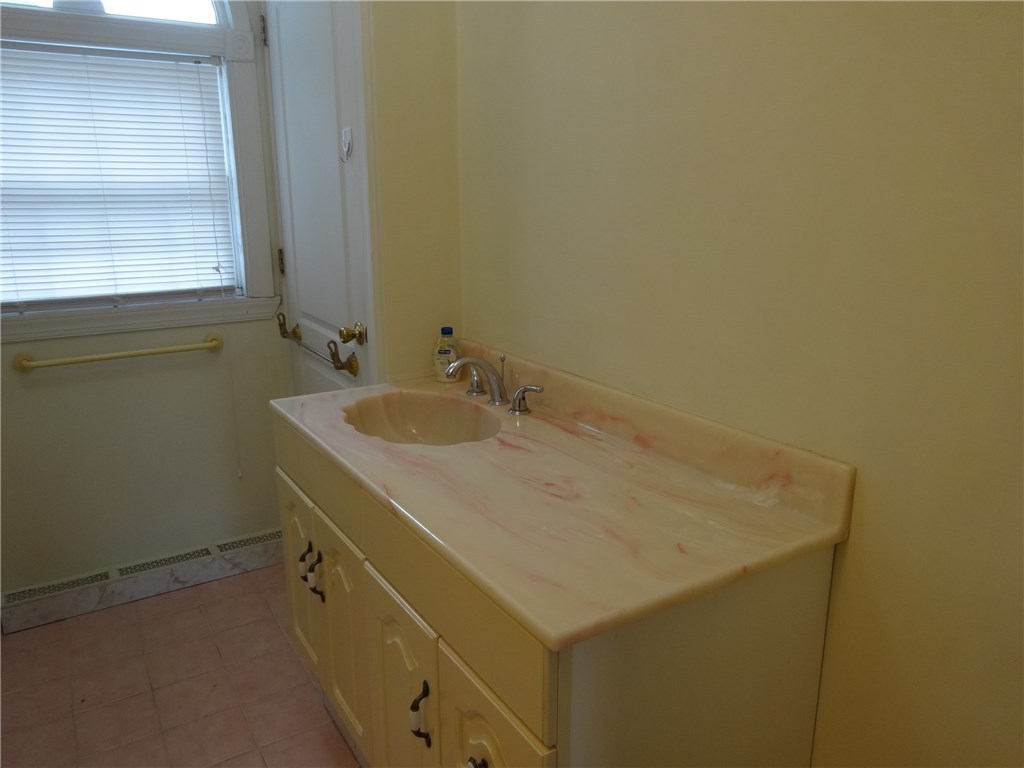 7 Riverfarm Road Cranston, RI 02910 - Photo 9 of 20
