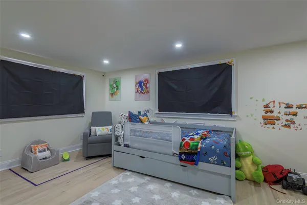 $15,000 | 20 North Ravine Road, Great Neck, NY 11023