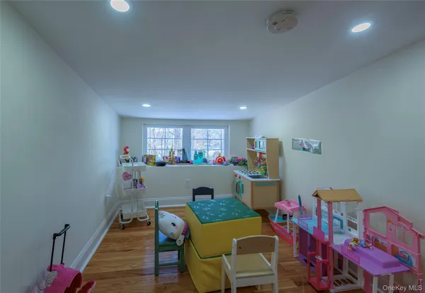 $15,000 | 20 North Ravine Road, Great Neck, NY 11023