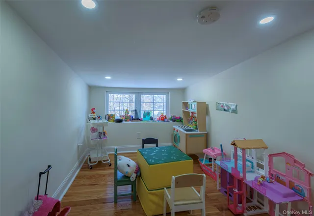 $15,000 | 20 North Ravine Road, Great Neck, NY 11023