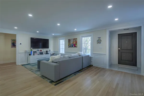 $15,000 | 20 North Ravine Road, Great Neck, NY 11023