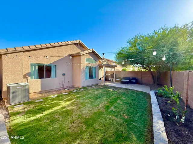 a view of a house with backyard