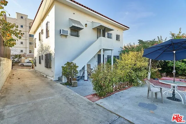 a view of a house with backyard and sitting area