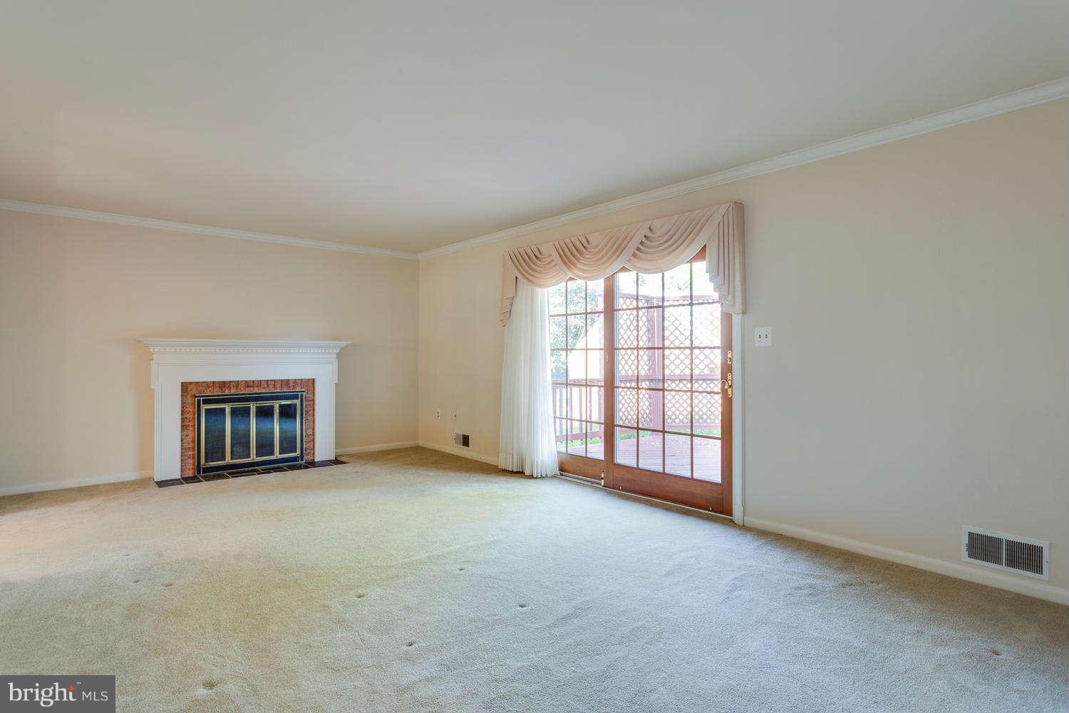 1810 Birch Road McLean, VA 22101 - Photo 4 of 23 Living Room