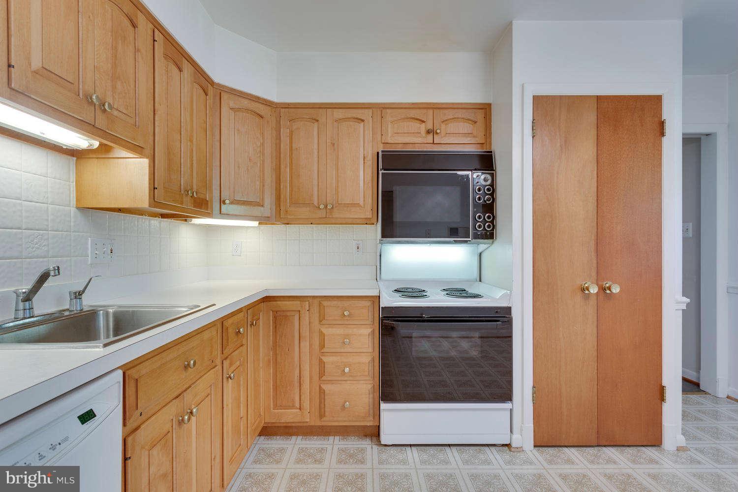 1810 Birch Road McLean, VA 22101 - Photo 8 of 23 Kitchen