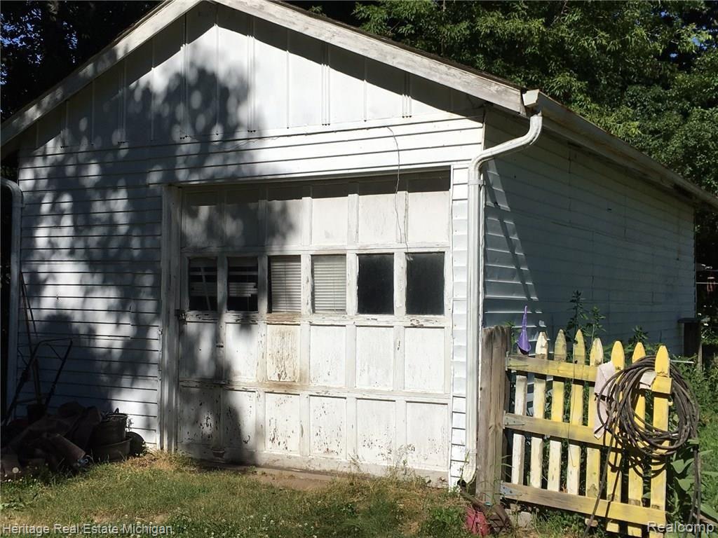 7995 Coyle Road Whitmore Lake, MI 48189 - Photo 7 of 10 1 car garage