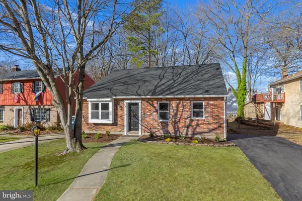a view of a house with yard and tree s