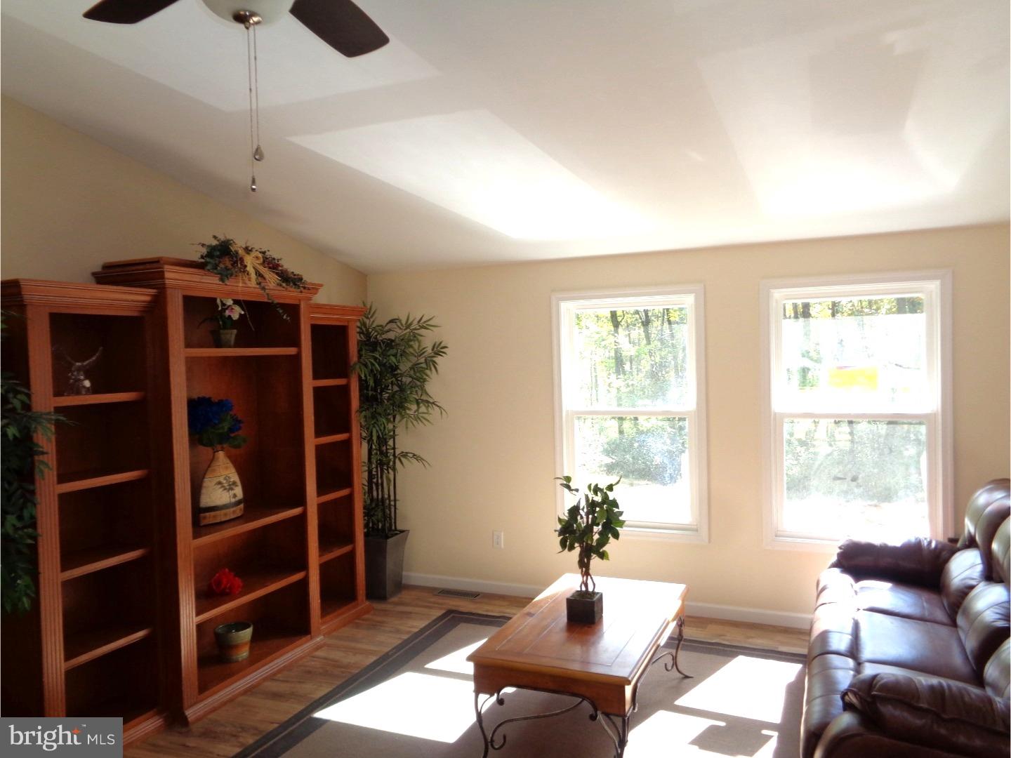 2674 Upper Ridge Road Pennsburg, PA 18073 - Photo 10 of 25 Living Room