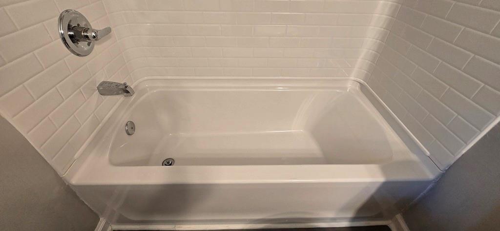 1020 Dassow Court Alpharetta, GA 30009 - Photo 16 of 18 a bathroom with a bathtub