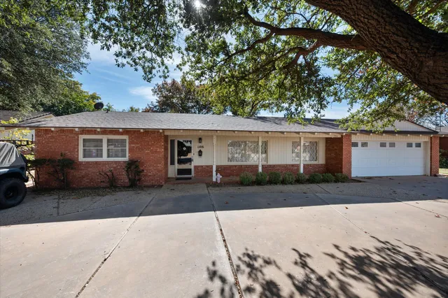 a view of a house with a yard and garage