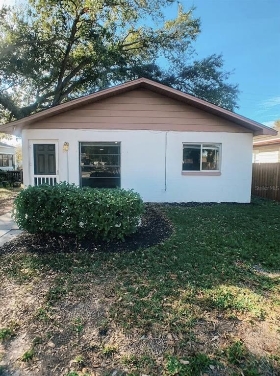 530 5th Avenue West, Unit C Palmetto, FL 34221 - Photo 27 of 27 a house that has a lot of plants in it