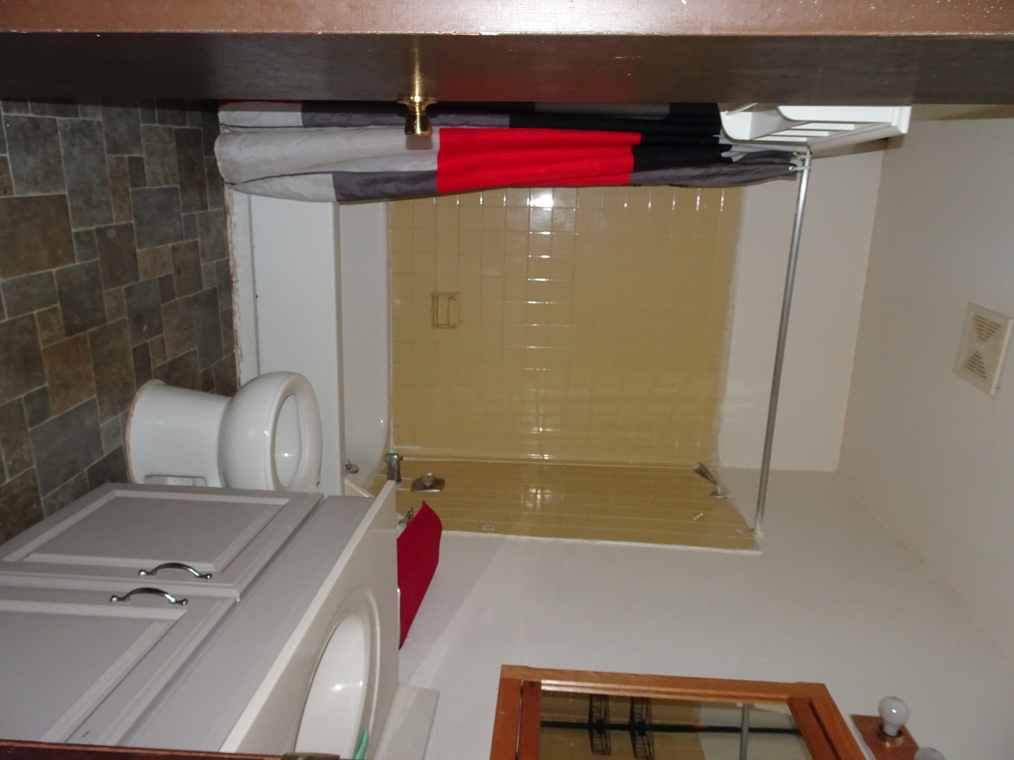 2134 East Locust Street Davenport, IA 52803 - Photo 4 of 12 a bathroom with a bathtub