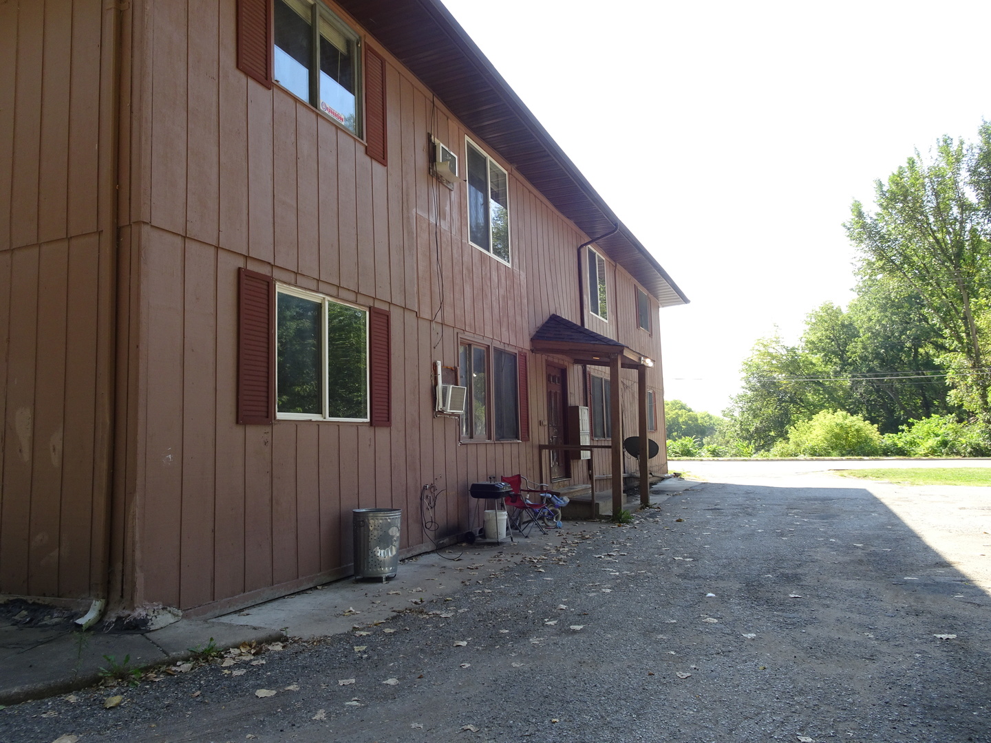 2134 East Locust Street Davenport, IA 52803 - Photo 8 of 12 a view of a house with backyard and sitting area