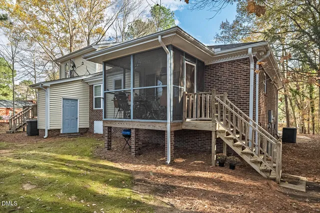 a view of a house with backyard and porch