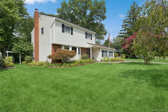 a view of a house with backyard and garden