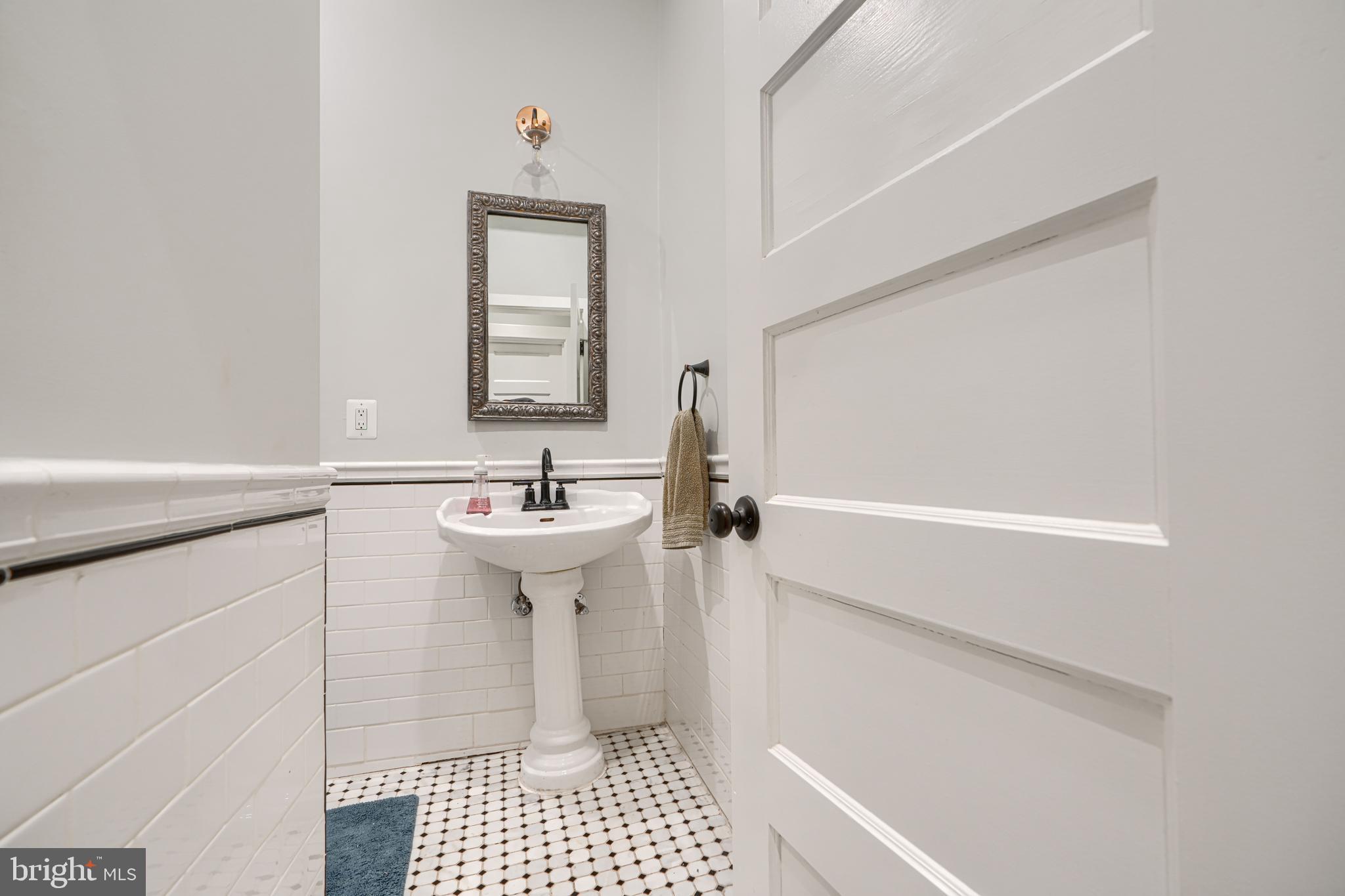 4416 Roland Avenue Baltimore, MD 21210 - Photo 16 of 60