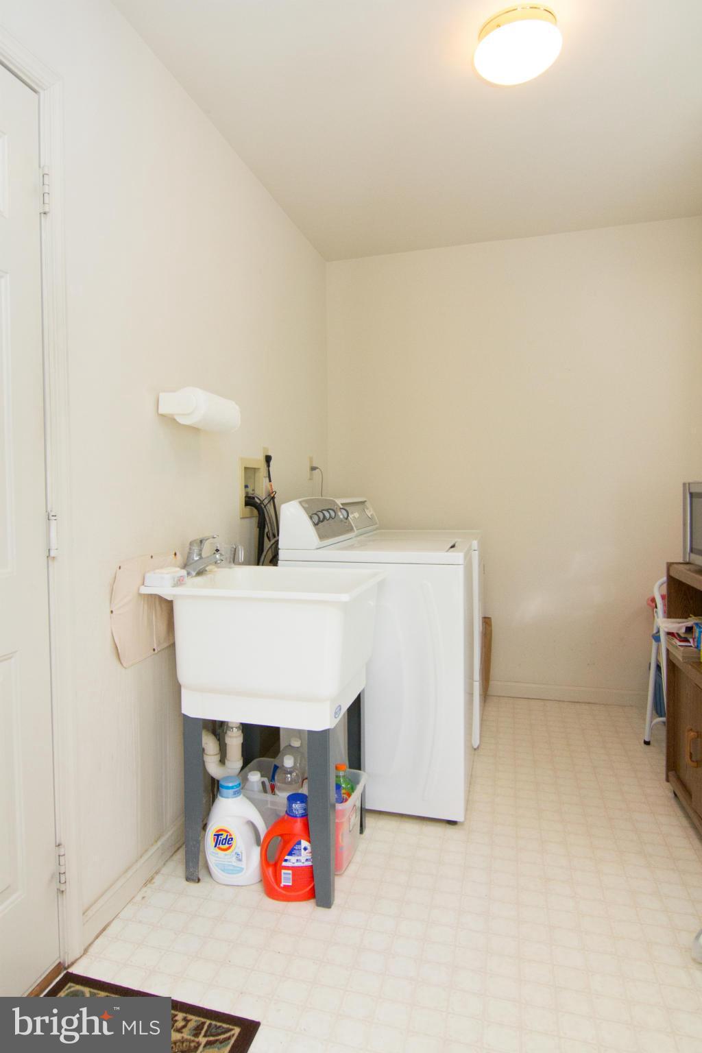 3797 Dakota Road Hampstead, MD 21074 - Photo 9 of 19 Large Laundry/Mud Room w/Laundry Tub