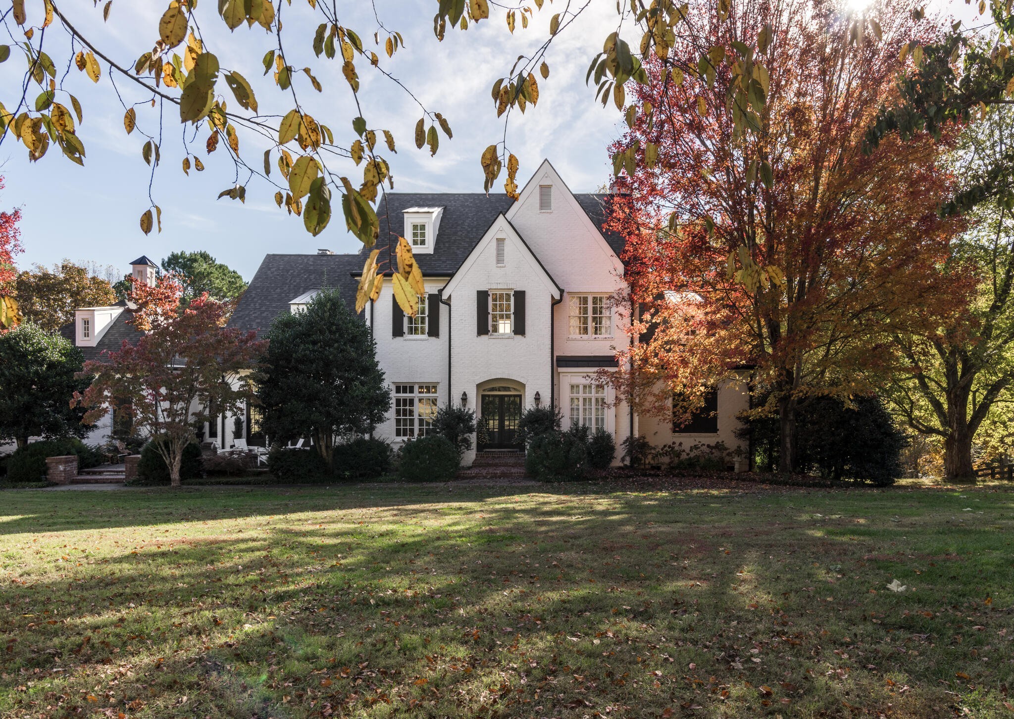 a front view of house with yard