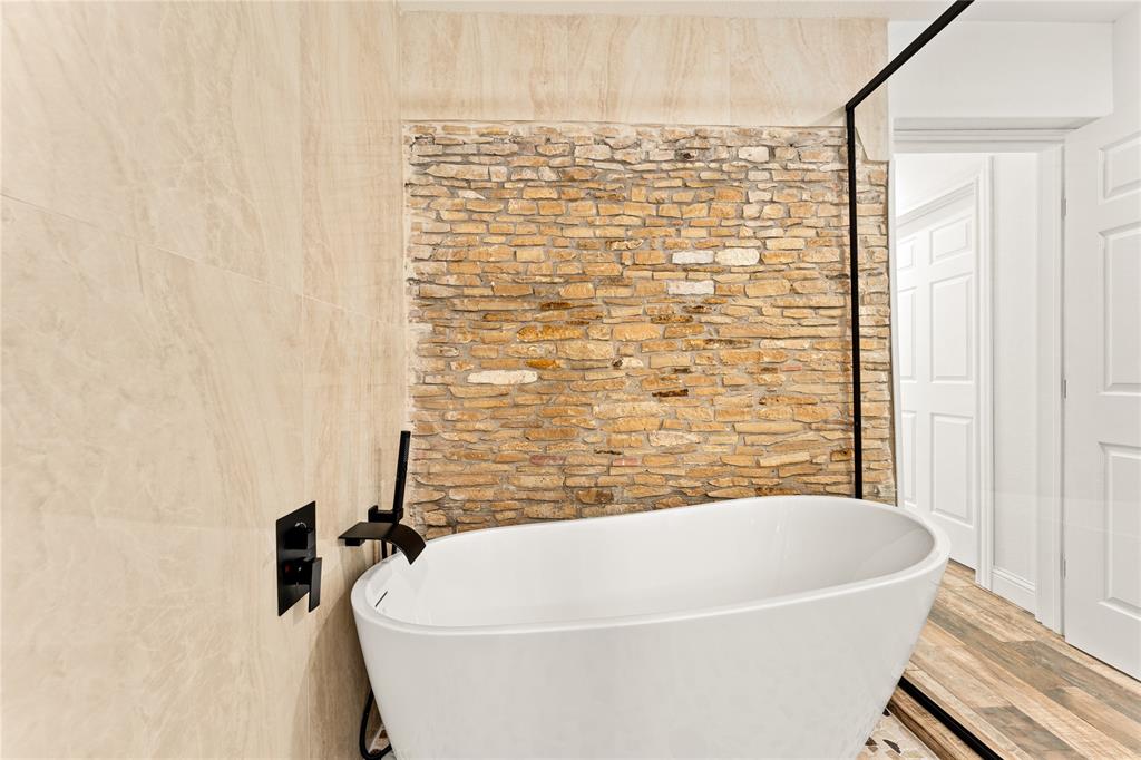 1265 North Houston Street Lorena, TX 76655 - Photo 14 of 29 a bathroom with a bathtub