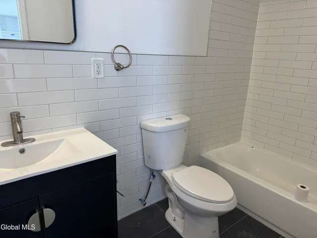 $1,850 | 445 5th Avenue, Unit 2, Troy, NY 12182