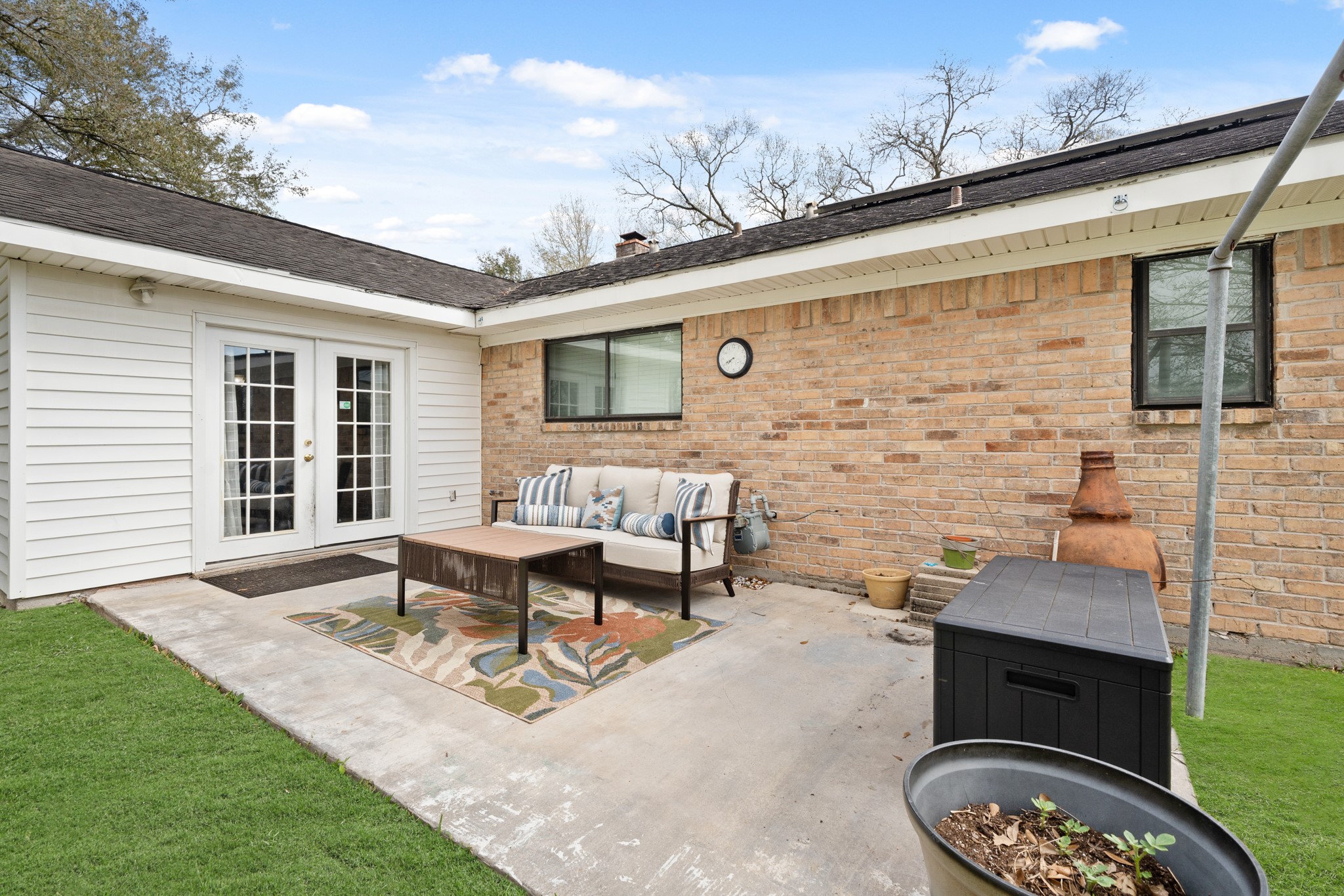 2104 Rose Road Pearland, TX 77581 - Photo 43 of 43 a view of a patio with table and chairs with wooden fence